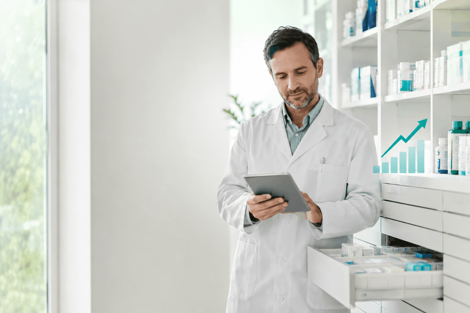 Farmacéutico revisando stock y compras en una tablet